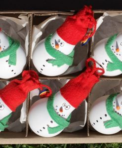 Alternative view of Om de zapada glob pentru brad