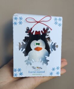 Glob de Crăciun cu pinguin, model handmade, pictat manual, ornament festiv pentru brad