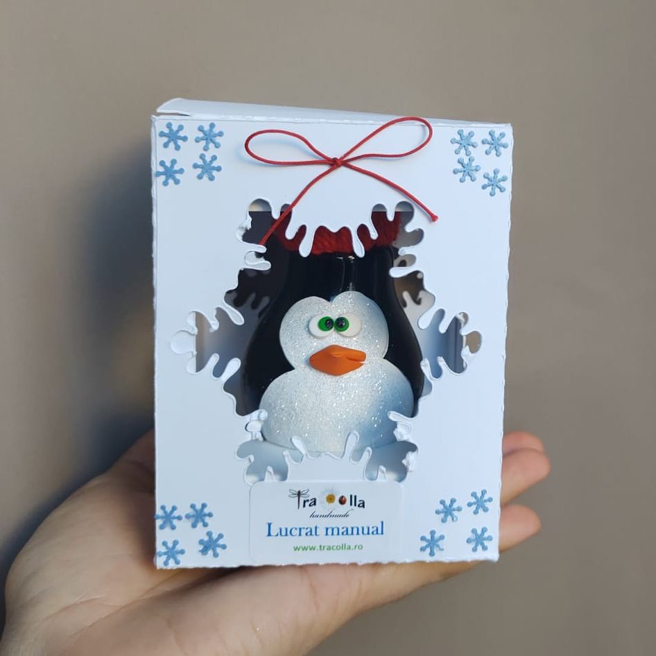 Glob pinguin - Tracolla Handmade - martisoare, cutii postale personalizate, cani, bijuterii, globuri brad Glob de Crăciun cu pinguin, model handmade, pictat manual, ornament festiv pentru brad