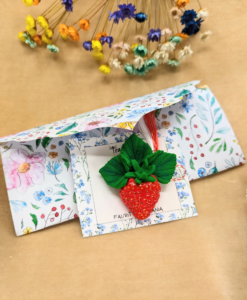 Martisor lucrat manual, capsuna rosie