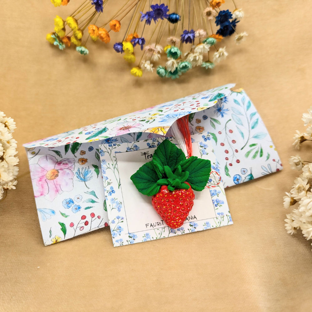 Martisor capsuna - Tracolla Handmade - martisoare, cutii postale personalizate, cani, bijuterii, globuri brad Martisor lucrat manual, capsuna rosie