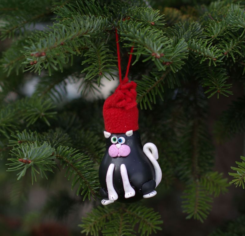 Glob brad pisica neagra - Tracolla Handmade - martisoare, cutii postale personalizate, cani, bijuterii, globuri brad Glob brad pisica neagra, model handmade, pictat manual, ornament festiv pentru brad