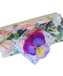 Mărțișor delicat în formă de panseluță din lut polimeric Fimo, lucrată cu atenție la detalii